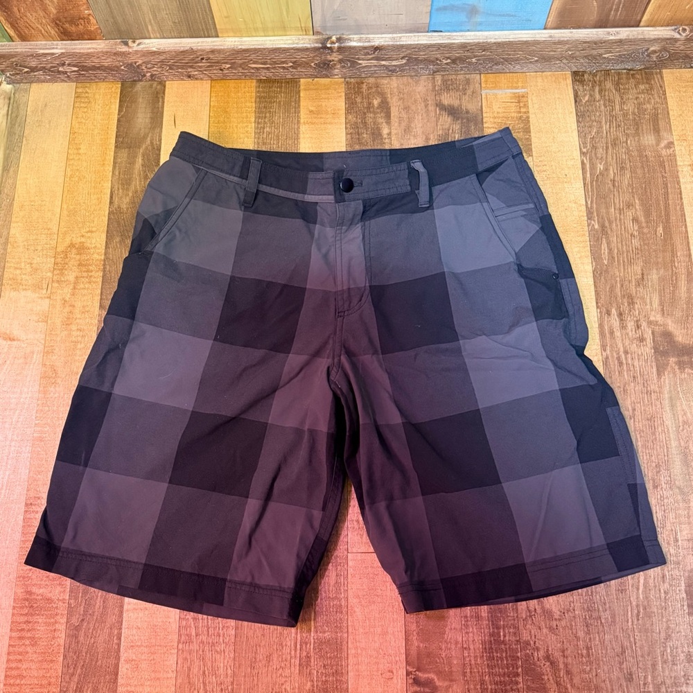 Lululemon Commission Classic Shorts 36 — Black/Grey Check